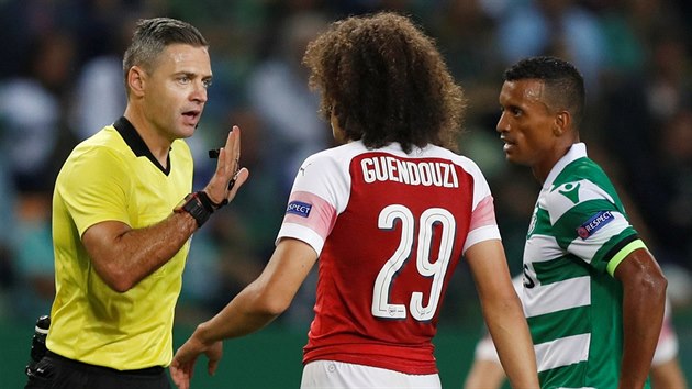 Slovinský rozhodčí Damir Skomina napomíná francouzského záložníka Arsenalu Mattea Guendouziho během utkání Evropské ligy se Sportingem Lisabon.