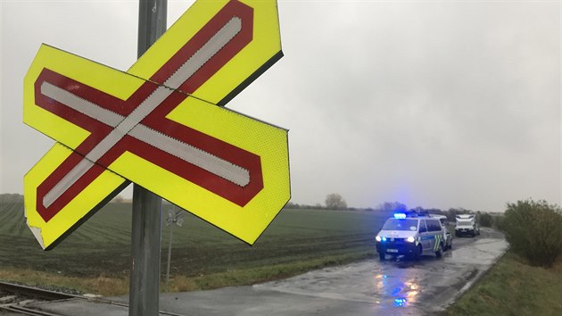 Srku s vlakem u Kostelce nad Labem nepeila spolujezdkyn z auta, idi je vn zrann (28. 10. 2018).