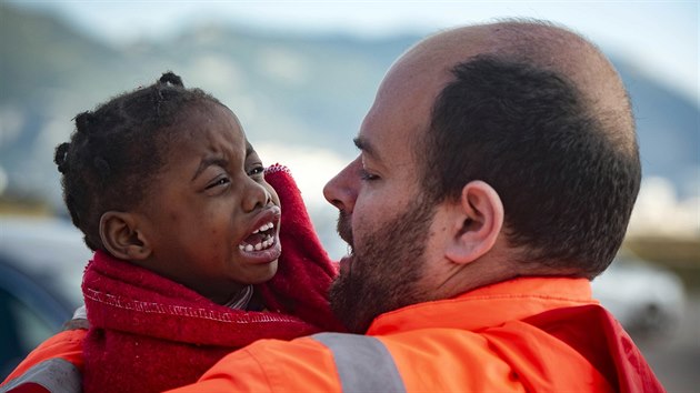 U břehů Španělska zachránili přes 500 migrantů (28. 10. 2018).
