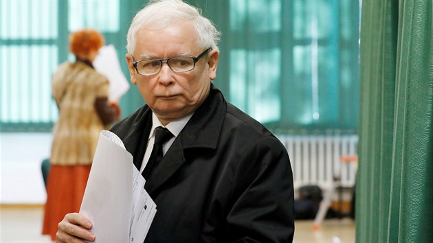 Pedseda polsk vldn strany Prvo a spravedlnost (PiS) Jaroslaw Kaczynski volil v komunlnch volbch. (21. jna 2018)