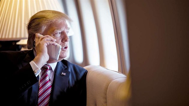 Americk prezident Donald Trump se svho soukromho mobilu nechce vzdt. (26. ledna 2017)