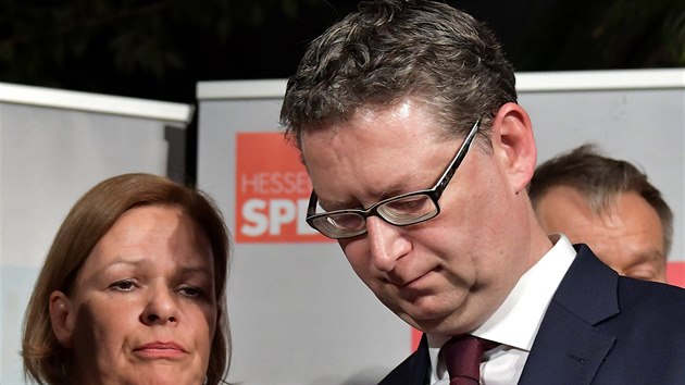 Kandid�t n�meck� soci�ln� demokracie (SPD) Thorsten Schaefer-Guembel a gener�ln� sekret��ka strany pro Hesensko Nancy Faeserov� (28. ��jna 2018)