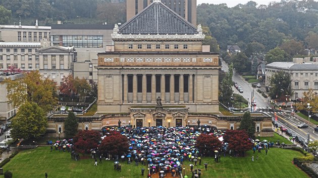 V Pittsburghu uctili obti stelby v synagoze. (28. jna 2018)