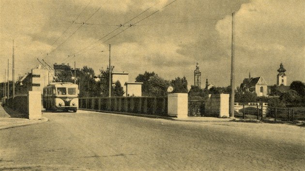 I po bývalém Dlouhém mostě se v Českých Budějovicích proháněly trolejbusy. Tyto jezdily do
roku 1971. Znovu se vrátily do provozu až v roce 1991.