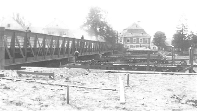 Příprava na přesun konstrukce, která po dobu stavby nového Dlouhého mostu (1930–1932) sloužila jako provizorní přemostění.