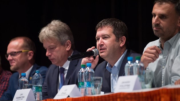 Jednání ústředního výkonného výboru ČSSD. Na snímku hovoří předseda strany Jan Hamáček.