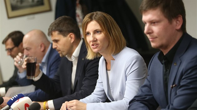 Nastávající brněnská primátorka Markéta Vaňková sedí mezi svými budoucími náměstky. Zprava Tomáš Koláčný, Petr Hladík a Oliver Pospíšil.