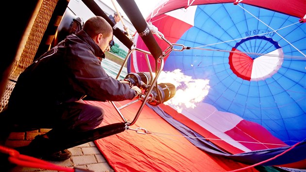 Speciln horkovzdun balon na oslavu stho vro vzniku eskoslovenska vyrobili v brnnsk firm Balony Kubek. Na vku m 21 metr, v pase kolem patncti.