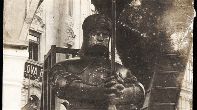 Socha německého rytíře Wehrmanna s mečem byla na brněnské náměstí Svobody umístěna na oslavu hrdinství rakousko-uherských vojsk v první světové válce. Po vyhlášení Československa jí čeští Brňané urazili meč a hlavu, aby ji poté svrhli celou.