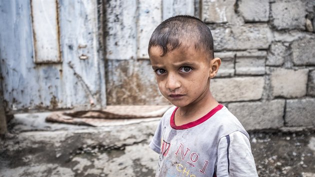 estilet chlapec ijc v chudinsk tvrti Mosulu (z knihy My, dti vlky)