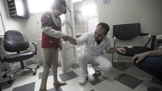 Jedenáctiletá Syřanka se znovu učí chodit s novou protézou (z knihy My, děti války)