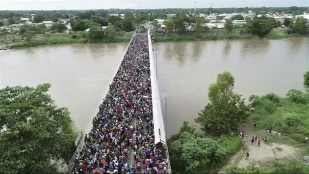 Karavana migrantů na mostě mezi Guatemalou a Mexikem (19. října 2018)