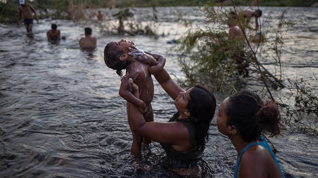 Hondurasanka omývá svou dceru v řece u mexického města Pijijiapan. (25. října 2018)