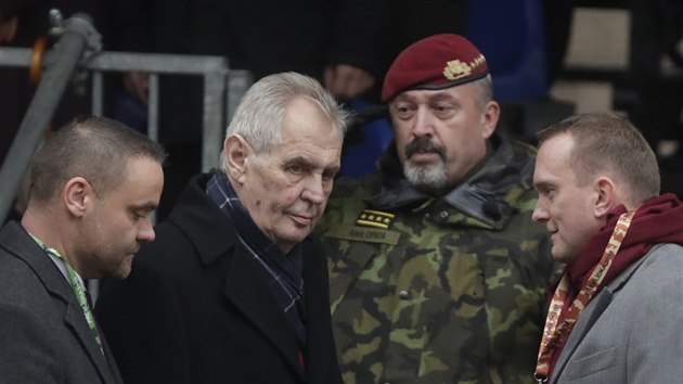 Prezident Zeman pichz na vojenskou pehldku ke stmu vro vzniku eskoslovenska. (28. jna 2018)
