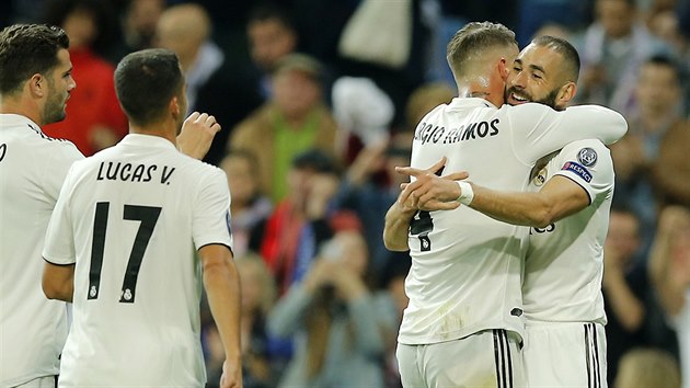 Nacho, Lucas Vazquez a Sergio Ramos se raduj a gratuluj stelci prvn branky Karimu Benzemovi v utkn Ligy mistr proti Plzni.