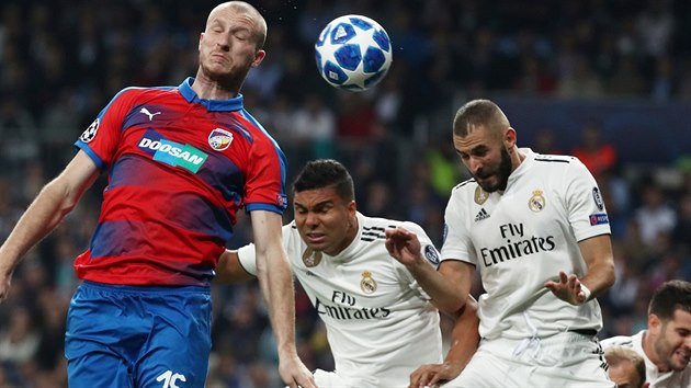 Plzesk tonk Michael Krmenk v hlavikovm souboji s Casemirem a Benzemou z Realu Madrid.