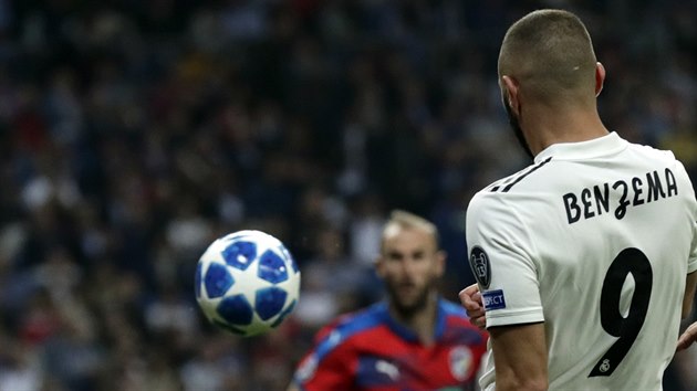 Karim Benzema z Realu a plzesk kapitn Roman Hubnk v utkn Ligy mistr.
