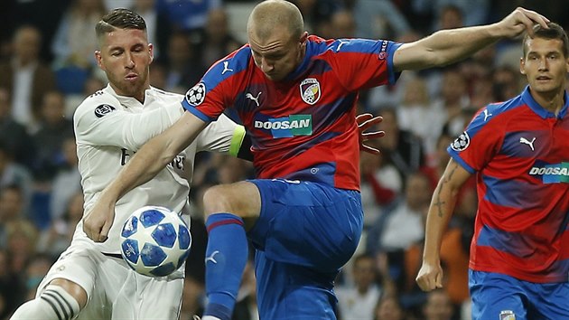 Plzesk tonk Micheal Krmenk se sna probt pes Sergia Ramose z Realu Madrid.