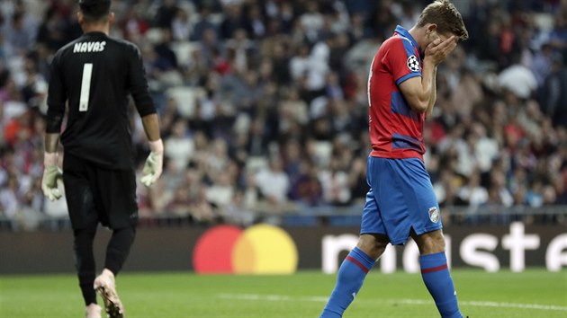 Plzesk zlonk Patrik Hroovsk lituje zahozen ance bhem duelu na Realu Madrid.