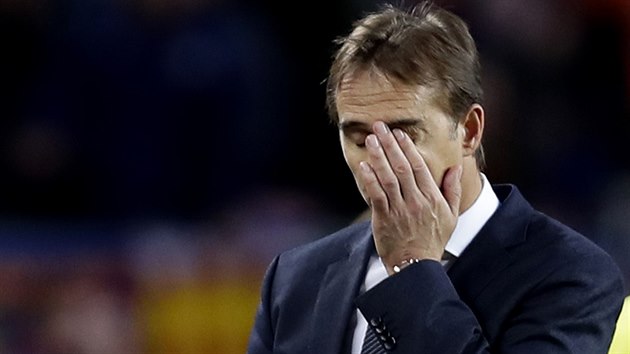 Julen Lopetegui, trenr Realu Madrid, bhem El Clsika v Barcelon.