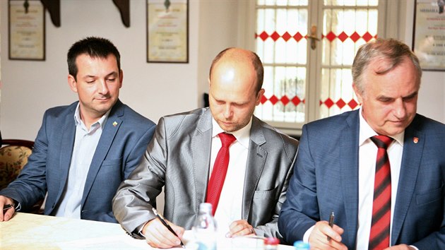 Podpis koaliční smlouvy 24. října 2018 v Českých Budějovicích. Zleva Viktor Vojtko (Čisté Budějovice/STAN), Tomáš Bouzek (Společně pro Budějovice-TOP 09 a KDU-ČSL) a František Konečný (ANO).