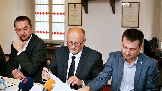 Podpis koaliční smlouvy 24. října 2018 v Českých Budějovicích. Zleva Juraj Thoma (Občané pro Budějovice, primátor Jiří Svoboda (ANO) a Viktor Vojtko (Čisté Budějovice/STAN).