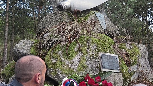 Peinova mohyla je dnes u mn znmm pomnkem. Historici, badatel a dal zjemci o djiny zde letos na vro tragick pilotovy smrti uctili Peinu poloenm kvtin.