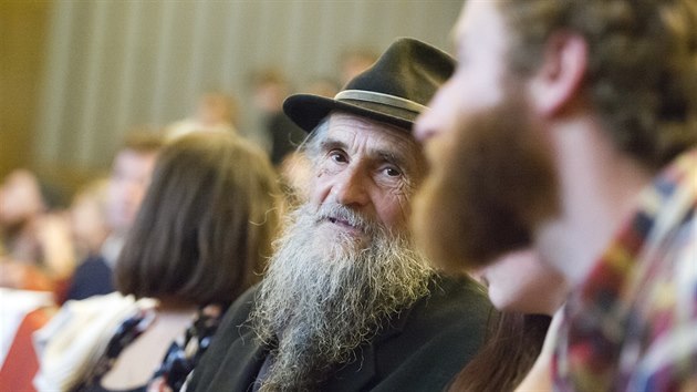 �Spole�nost ��d� nejv�t�� krimin�ln�ci a zlod�ji,� ��k� Charlie Soukup, mu� z bu�e, o n�m� je sn�mek Feral.