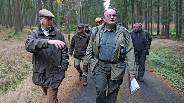 Constantin Kinský (vlevo) je největším soukromým vlastníkem lesů na Vysočině. Patří mezi kritiky toho, jak stát hospodaří. „Musíme lesům vrátit pestrost a odlišnost, stát nám měl dát klid na práci, nepřekážet a pomáhat,“ řekl během semináře lesnických odborníků.