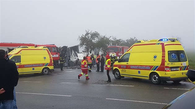 Nehoda autobusu a kamionu u Vysokch Studnic na Jihlavsku.