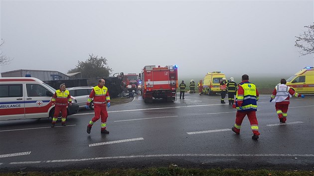 Nehoda autobusu a kamionu u Vysokch Studnic na Jihlavsku.