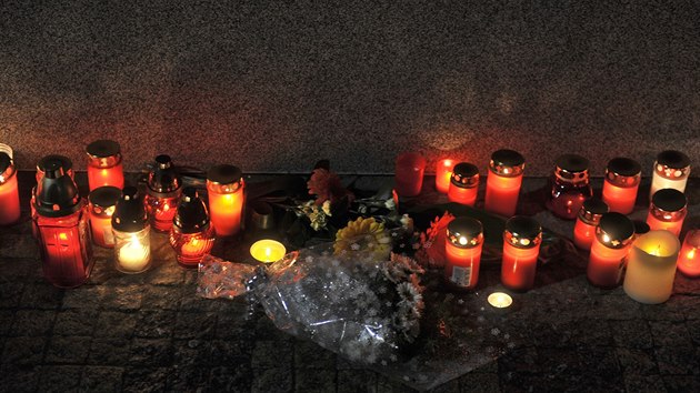 Před prodejnou, v níž byla ubodána prodavačka, zapalovali obyvatelé Moravských Budějovic svíčky.