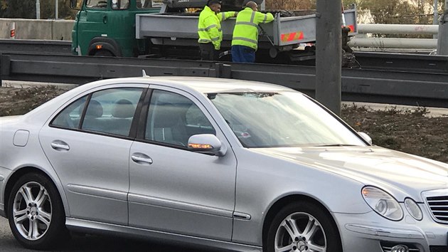 U njezdu na Barrandovsk most se nkladnmu autu utrhlo kolo a zashlo auto v protismru (22.10.2018)