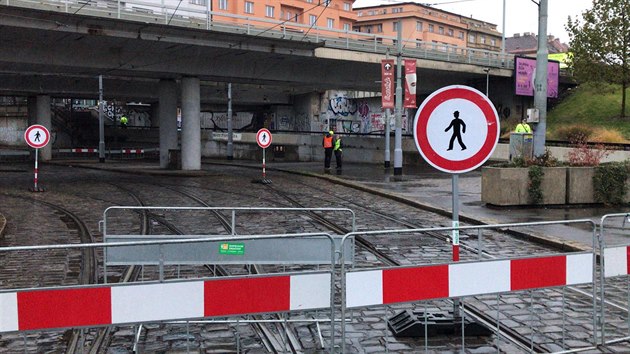 Lidé musí kvůli uzavírce silničního mostu vystoupit u stanice metra Vltavská a zbylou trasu jít pěšky (24.10.2018)
