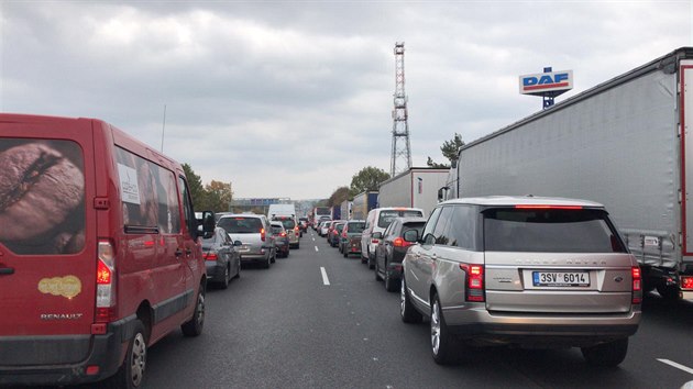Dopravu na patnctm kilometru dlnice D1 ve smru na Brno komplikoval por osobnho auta (26. 10. 2018)