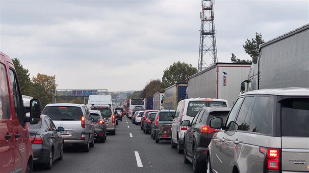 Dopravu na patnctm kilometru dlnice D1 ve smru na Brno komplikoval por osobnho auta (26. 10. 2018)