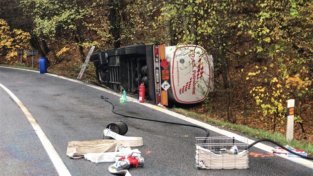 Na silnici mezi obcemi elzy a Tupadly na Mlnicku se srazilo osobn auto s cisternou (29.10.2018)