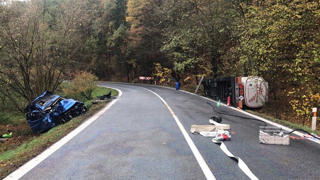 Na silnici mezi obcemi elzy a Tupadly na Mlnicku se srazilo osobn auto s cisternou (29.10.2018)
