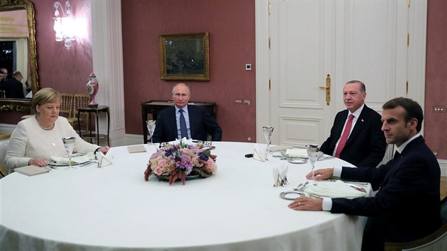 Nmeck kanclka Angela Merkelov, rusk prezident Vladimir Putin, tureck prezident Recep Tayyip Erdogan a prezident Francie Emmanuel Macron na istanbulskm summitu vnovanm budoucnosti Srie (27. jna 2018)