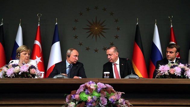 Nmeck kanclka Angela Merkelov, rusk prezident Vladimir Putin, tureck prezident Recep Tayyip Erdogan a prezident Francie Emmanuel Macron na istanbulskm summitu vnovanm budoucnosti Srie (27. jna 2018)