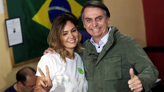 Kandidt na prezidenta Brazlie Jair Bolsonaro s manelkou pi druhm kole voleb. (28. jna 2018)