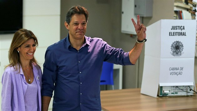 Kandidt na prezidenta Brazlie Fernando Haddad s manelkou pi druhm kole voleb. (28. jna 2018)