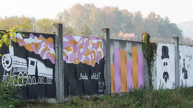 Ndran ze ve Valaskch Kloboukch zdob graffiti zachycujc tma eleznin Drhy prezidenta Masaryka a jubileum naeho sttu.