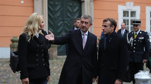 Praha, 27.10.2018, Andrej Babiš, Emmanuel Macron, Monika Babišová před francouzským velvyslanectvím v Praze v rámci oslav 100 let republiky