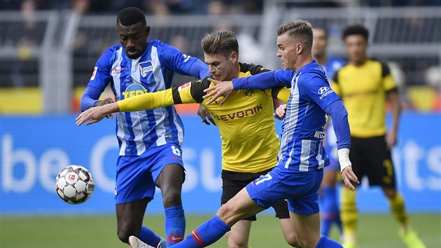 Maximilian Mittelstaedt a Salomon Kalou z klubu Hertha Berlín zápasí o míč s Lukaszem Piszczekem z Dortmundu