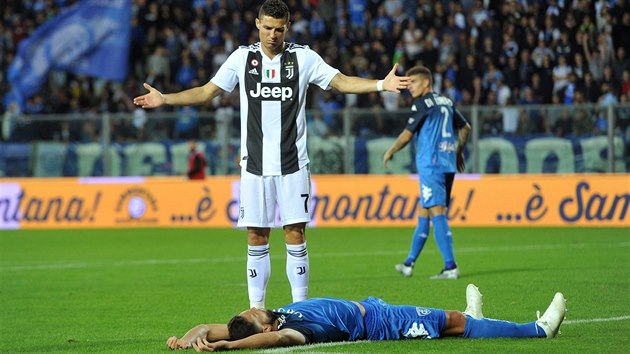 Cristiano Ronaldo se diví, proč soupeř Matias Silvestre leží na zemi.