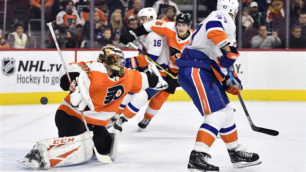 Brank Michael Neuvirth z tmu Philadelphia Flyers zasahuje proti stele soupee.