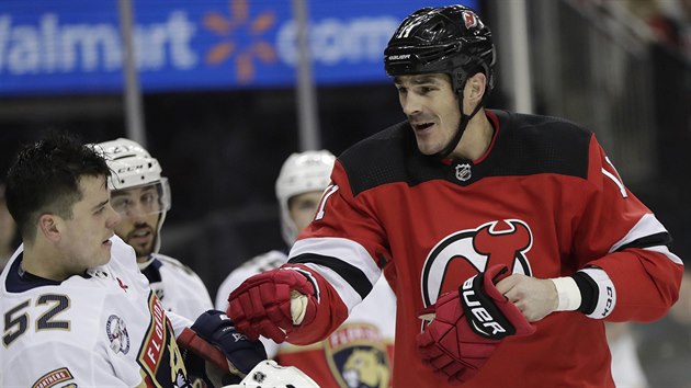 Brian Boyle z New Jersey Devils se dohaduje s obrncem Floridy MacKenziem Weegarem.