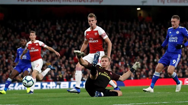 Brank Bernd Leno z Arsenalu sleduje, jak m m do jeho st.