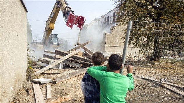 V Kojetínské ulici v Přerově poblíž hlavního vlakového nádraží začala demolice dalšího vybydleného domu patřícího do romského ghetta.